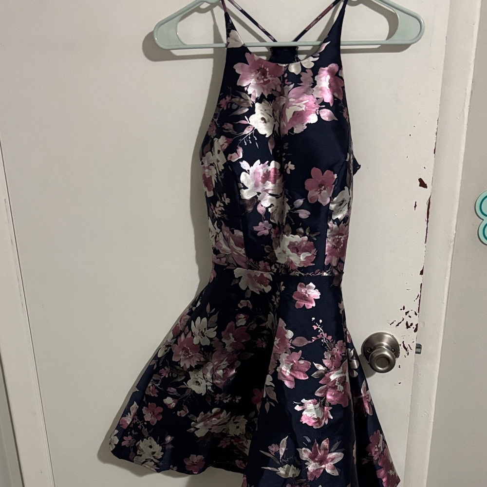 Junior's Size 5 B. Smart Semi Formal Dress WITH POCKETS AND BUILT IN BRA